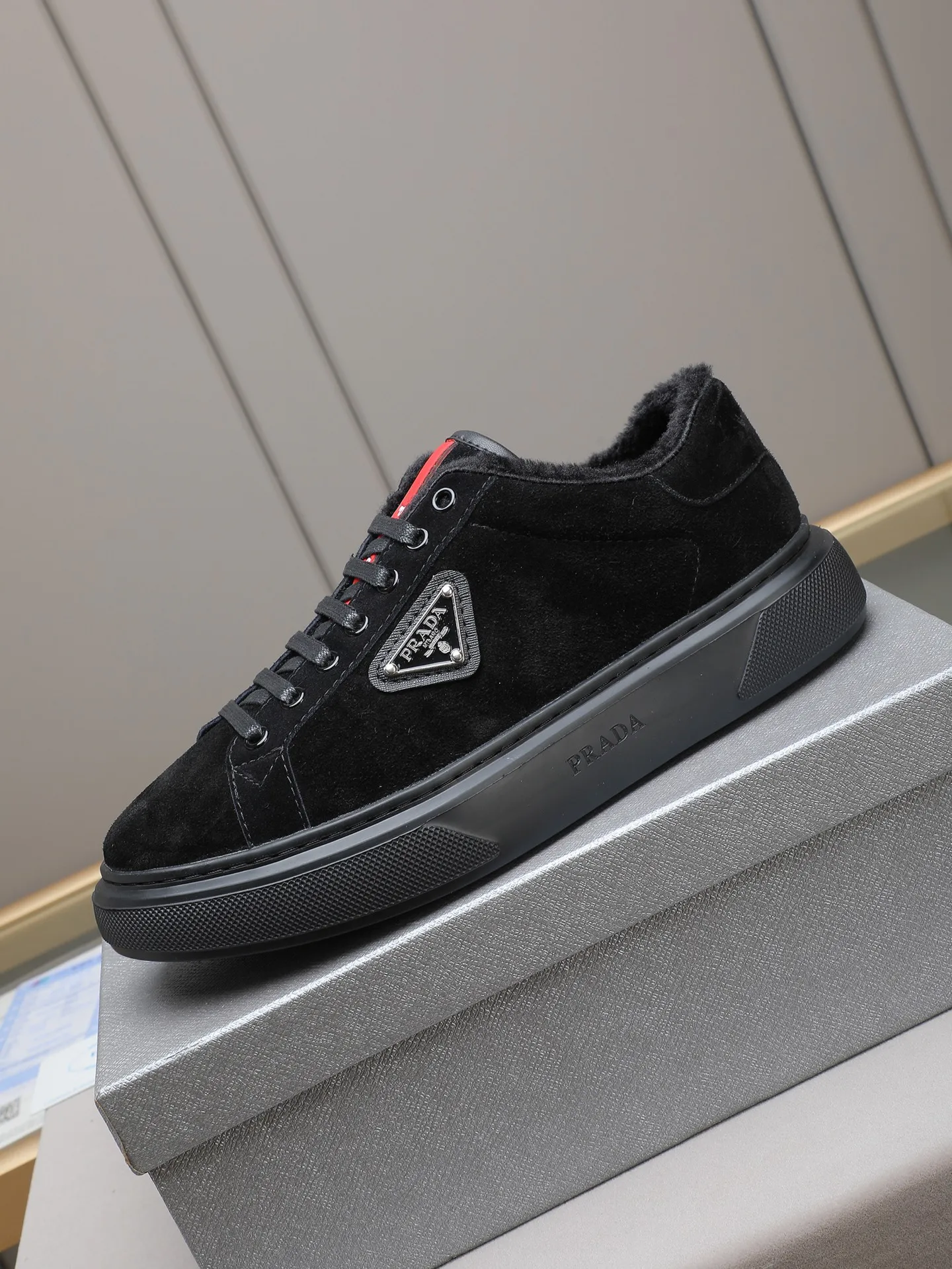 PP440 Prada/Prada men's new casual shoes, this upper is made of imported calfskin + velvet lining! The outside is decorated with the P family's classic metal triangle enamel logo, and the outsole is made of non-slip sports foam ultra-light outsole, which feels good on the feet and is a fashionable and fashionable item! Four colors to choose from!  Size: 38-44 (45 customized)